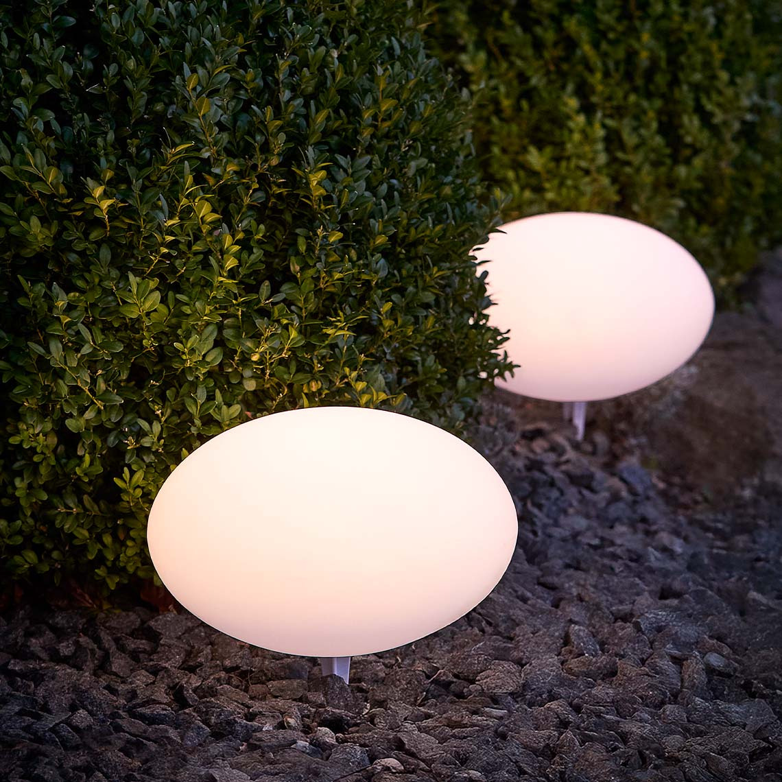 Lampa solarna HAVESANGER jest dostępna w dwóch rozmiarach Białe, okrągłe lampy solarne z miękkim, ciepłym światłem