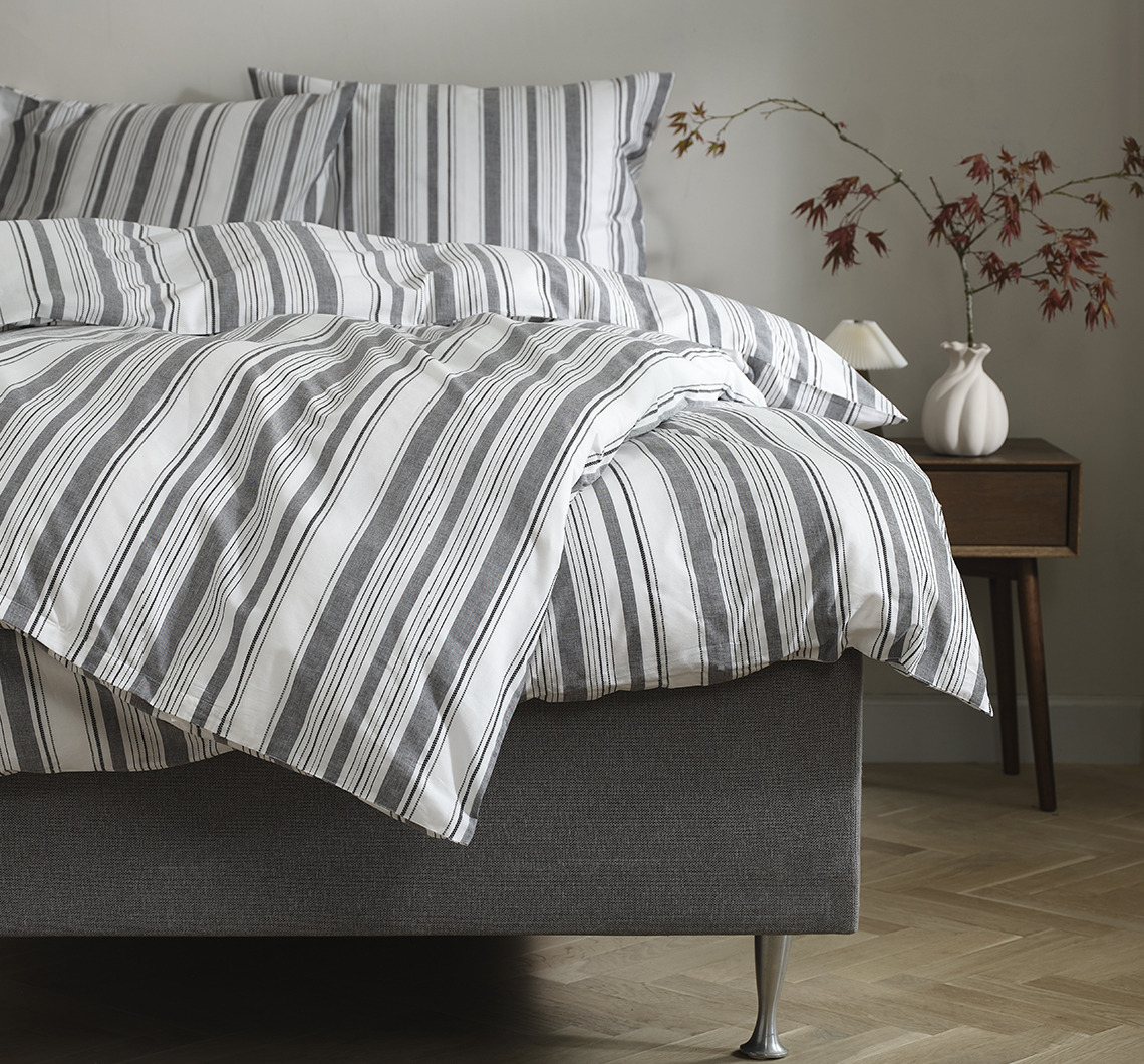 Pościel IDA została wykonana w 100% z certyfikowanej bawełny posiadającej oznaczenia OEKO-TEX® STANDARD 100 oraz Better Cotton – to gwarancja wysokiej jakości i bardziej zrównoważonej produkcji. Komplet pościeli w paski