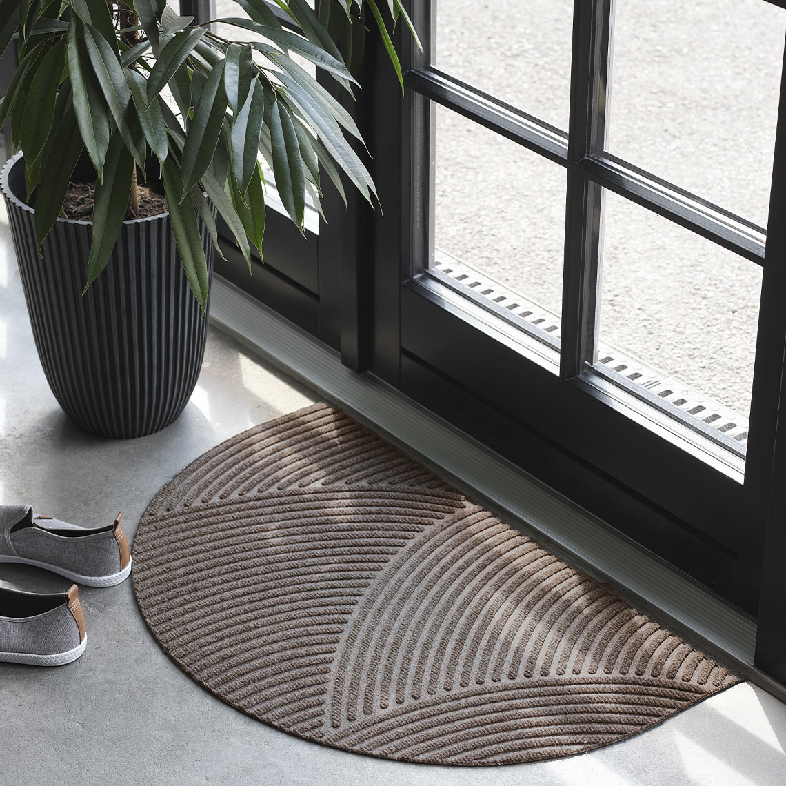 Wycieraczka do użytku wewnętrznego i zewnętrznego przy drzwiach wejściowych