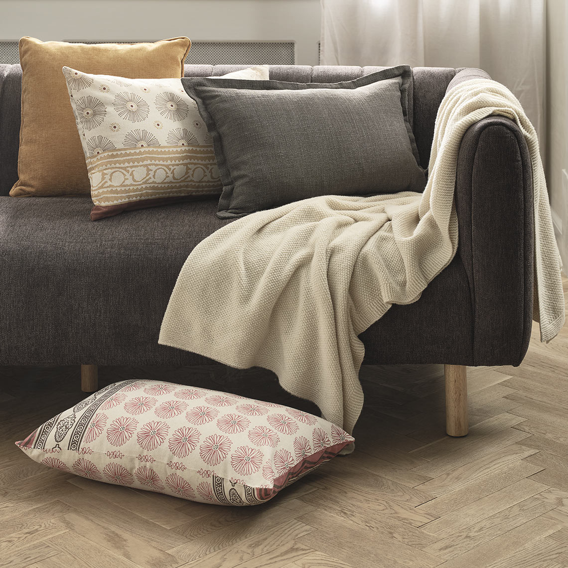 Poduszki i narzuta na sofie