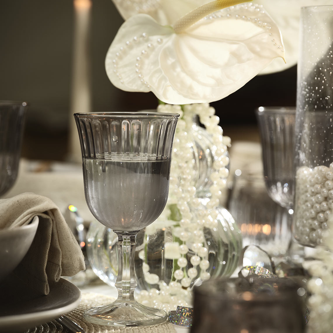 Kieliszek do wina FRIDOLIN Kieliszek do wina na nakrytym stole