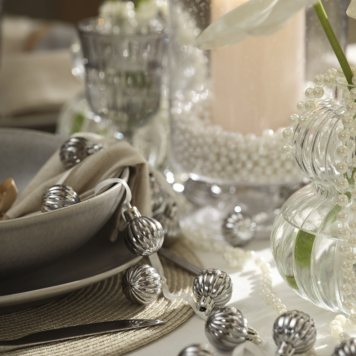 Bombki HELIOTROP Christmas baubles on a string on a dinner table