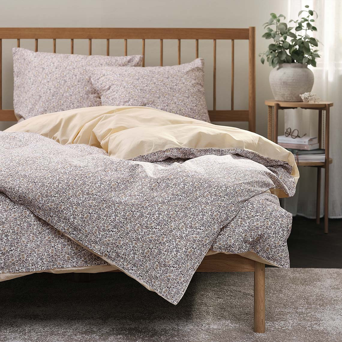 Komplet poszewek na kołdrę w kwiatowy wzór w delikatnych odcieniach fioletu i żółci 