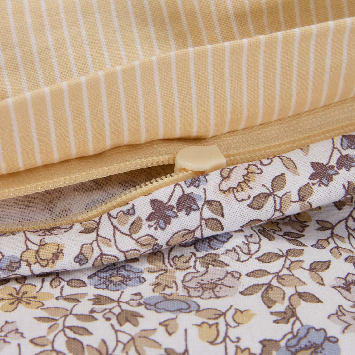 Bawełniana pościel w drobne pastelowe kwiatki w odcieniach fioletu i żółci