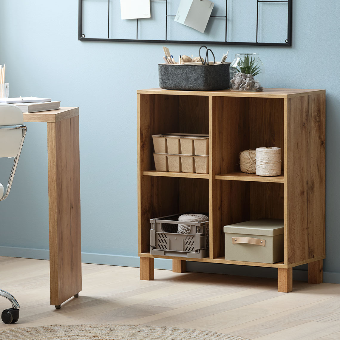 Modułowy element ścienny do przechowywania z czterema przegrodami, stojący na podłodze z dopasowanymi nóżkami