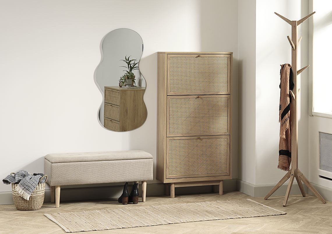 Przedpokój z ławką i szafką na buty w jasnych kolorach