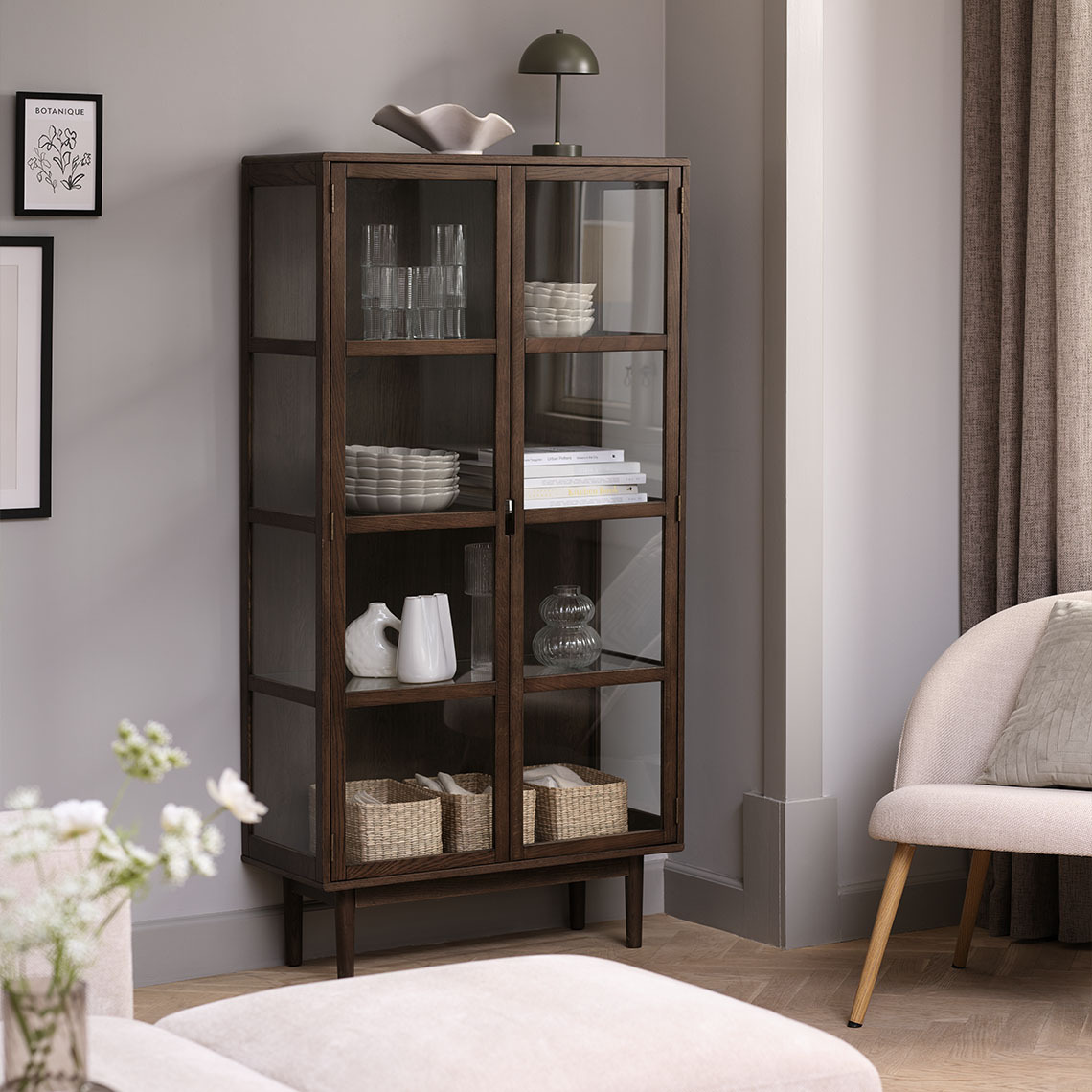 VESTERBY Wysoka witryna wykonana z litego drewna dębowego FSC i okleiny dębowej w ciemnym kolorze Wysoka witryna wykonana z litego drewna dębowego FSC i okleiny dębowej w ciemnym kolorze