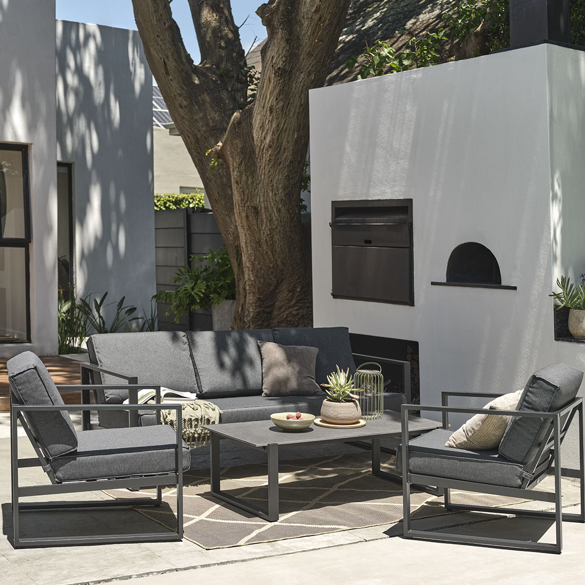 Zestaw wypoczynkowy VONGE wykonany z materiału szybkoschnącego Szybkoschnący zestaw wypoczynkowy z czarnymi poduszkami