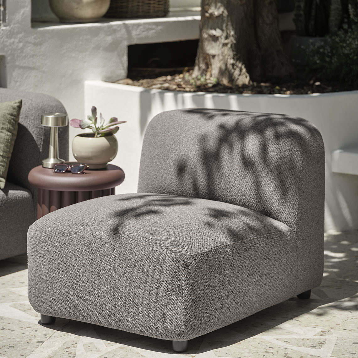 Moduł wypoczynkowy TANE może służyć jako leżak Moduł wypoczynkowy na tarasie