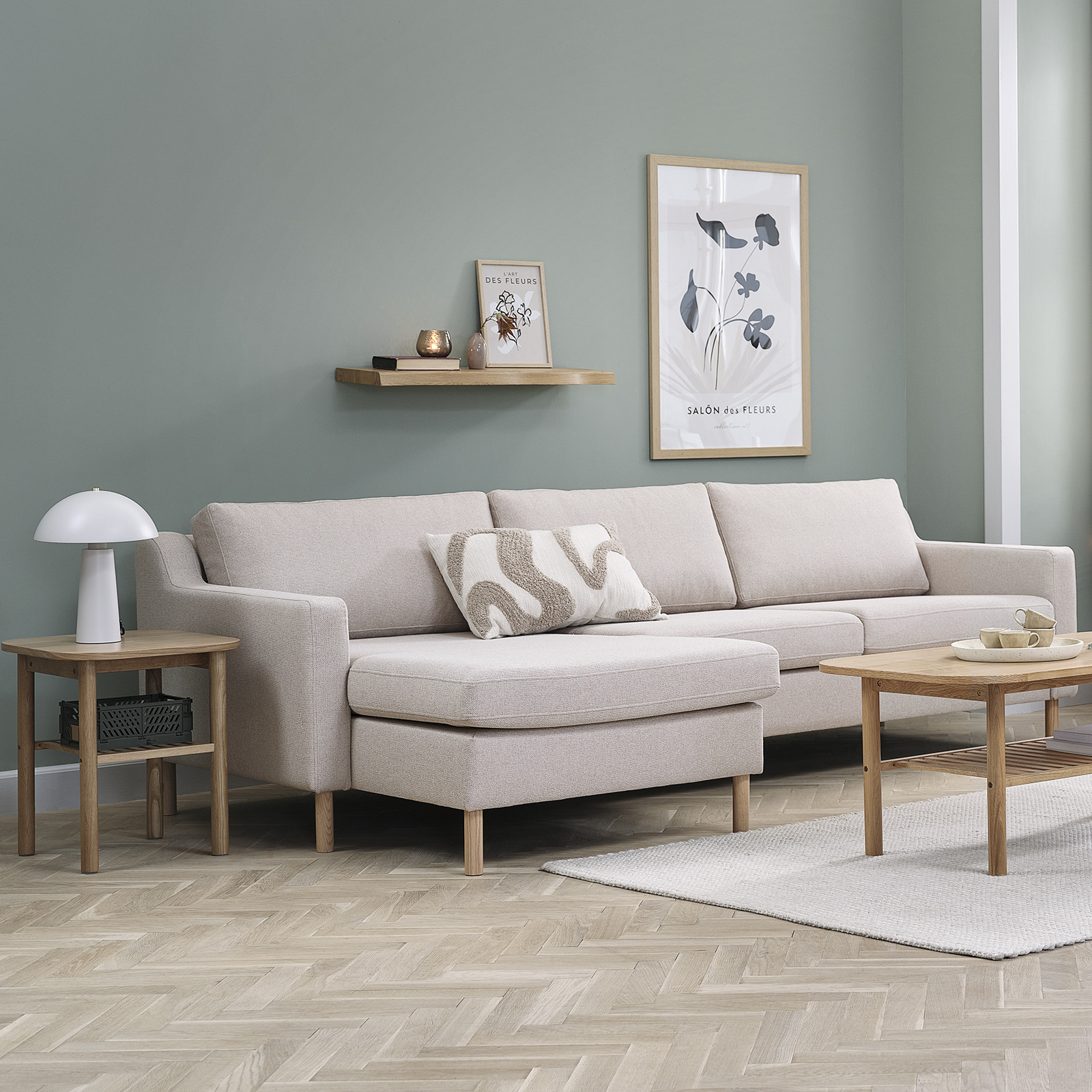 Sofa z szezlongiem w salonie