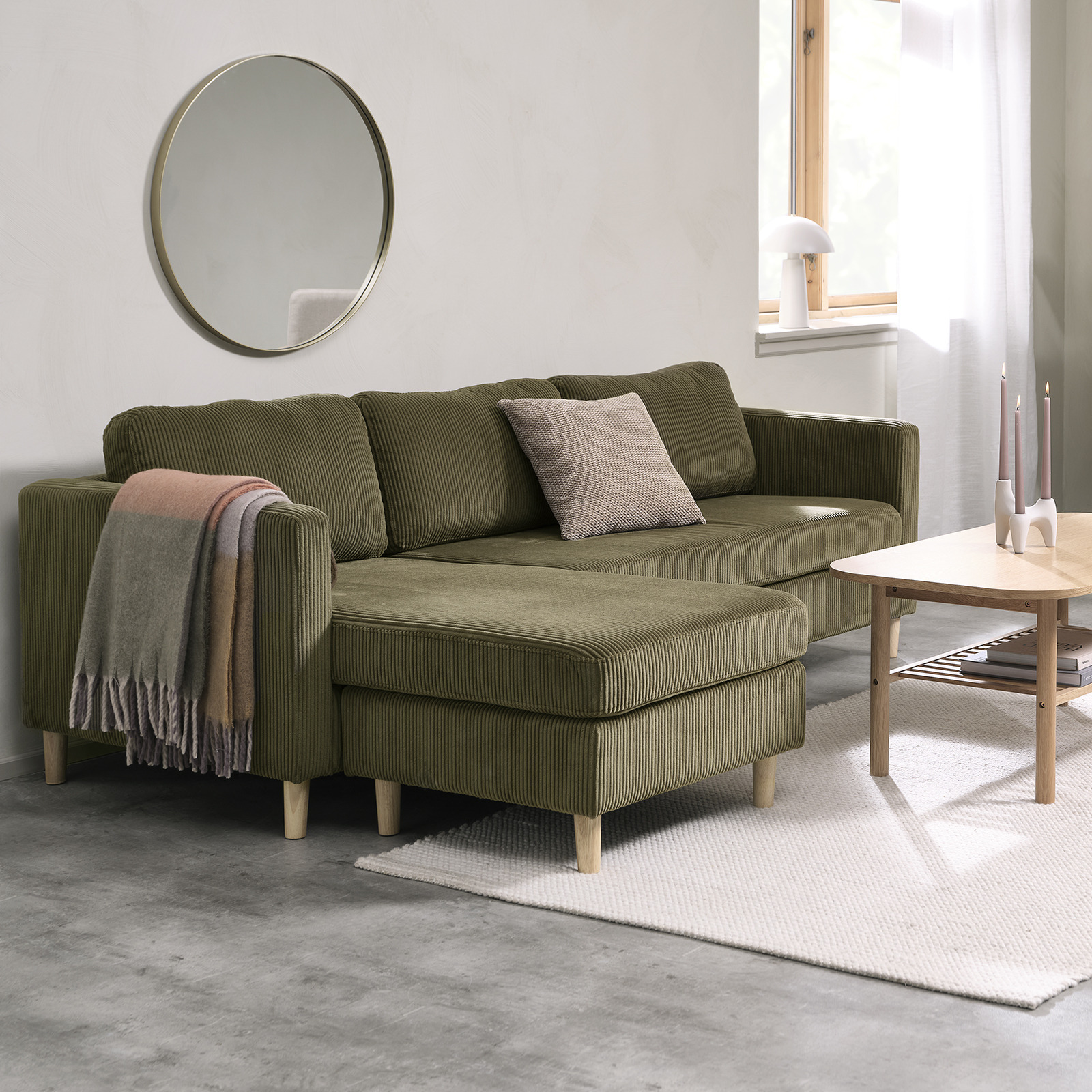 Oliwkowozielona sofa z szezlongiem