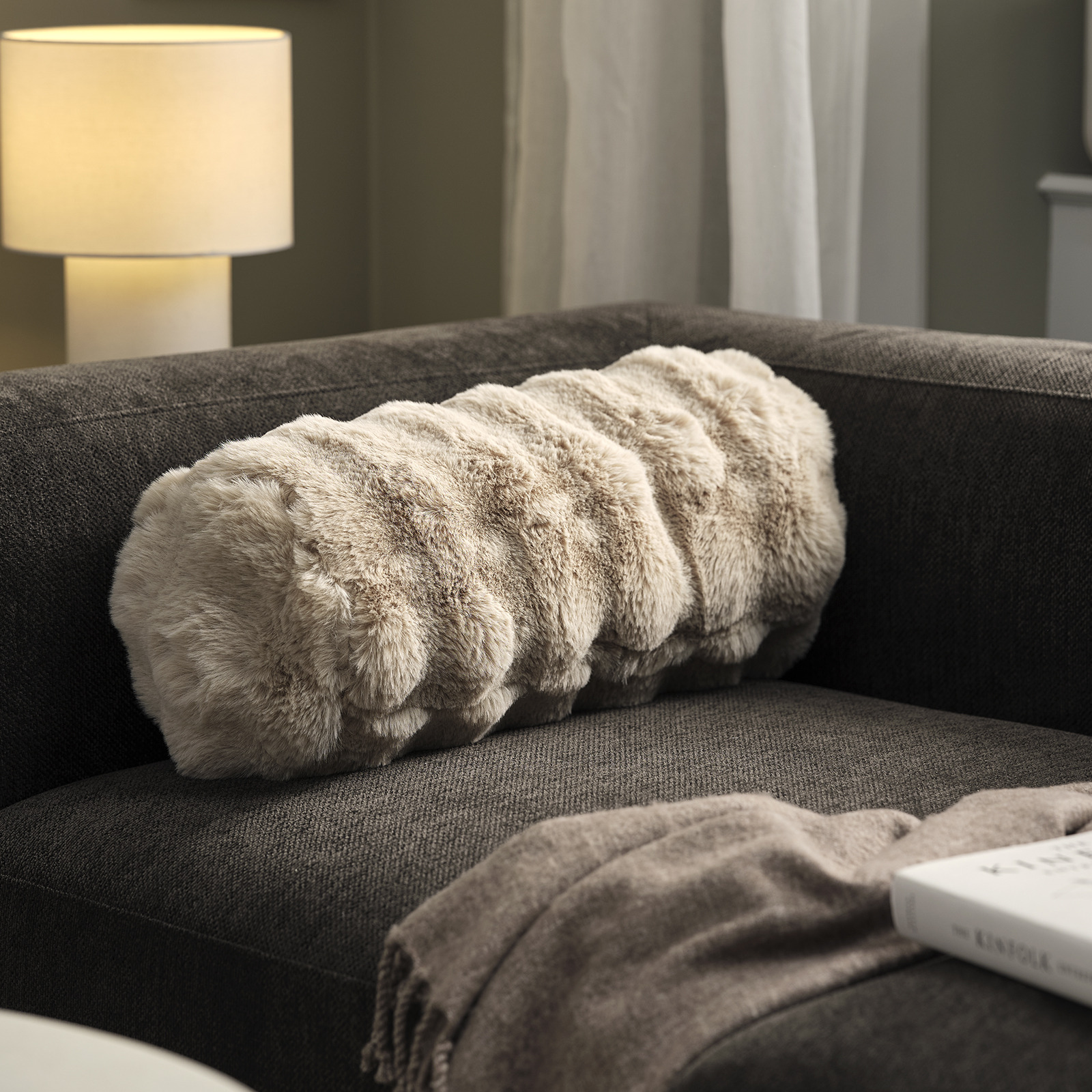Sofa z poduszką w kształcie sękacza
