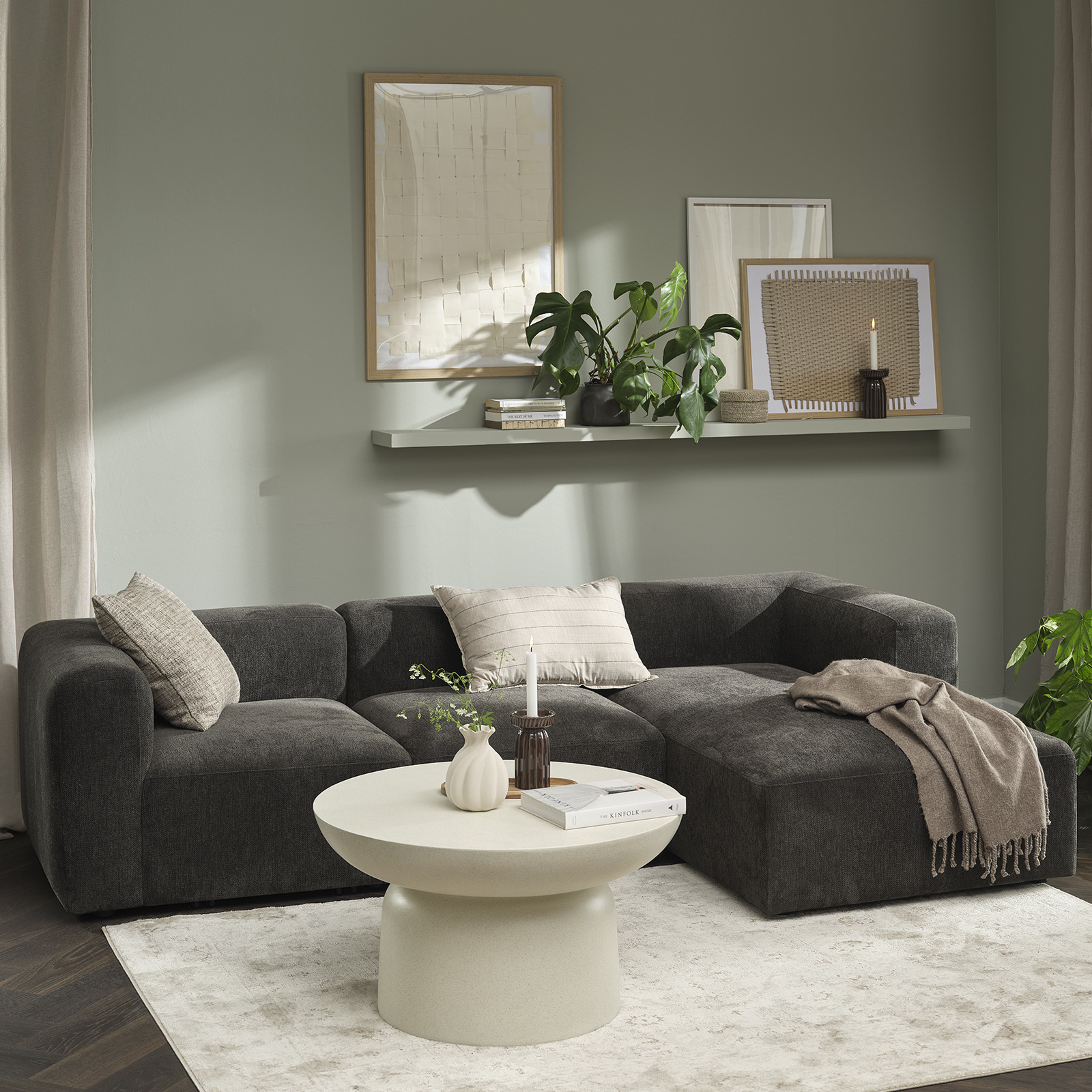 Sofa modułowa i stolik w salonie