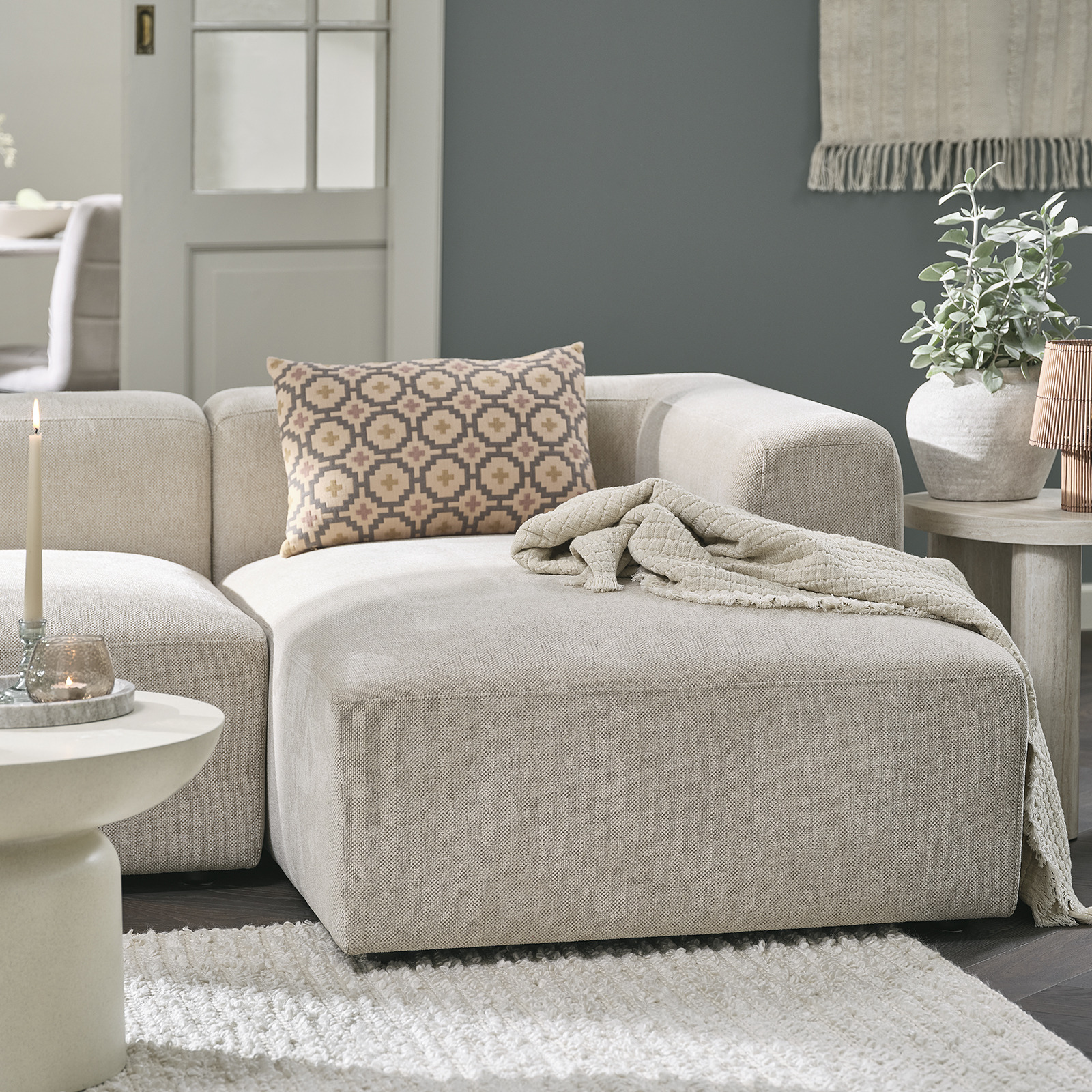 Sofa z małym szezlongiem w salonie