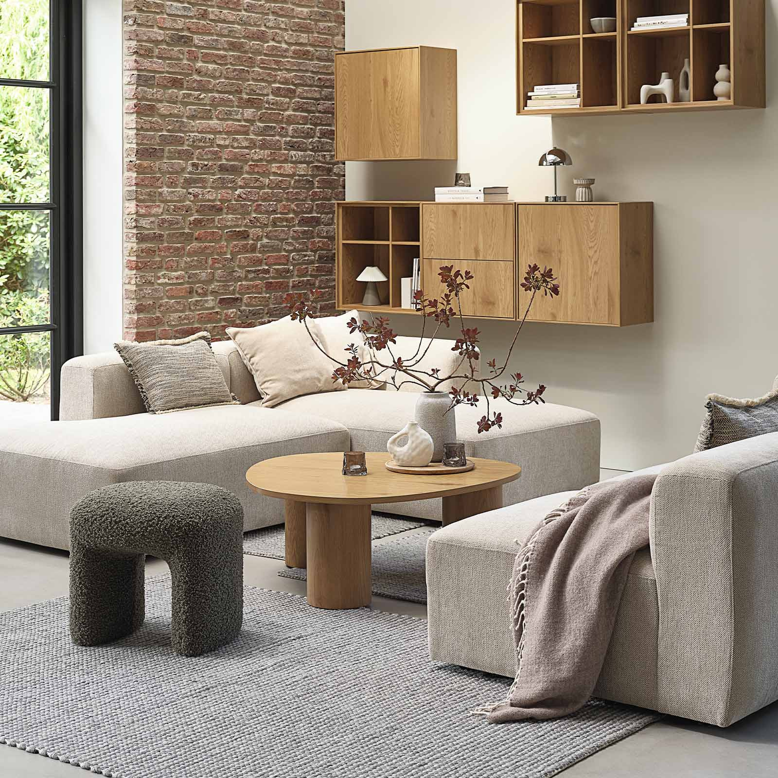 Beżowa modułowa sofa narożna z otwartymi końcami w salonie