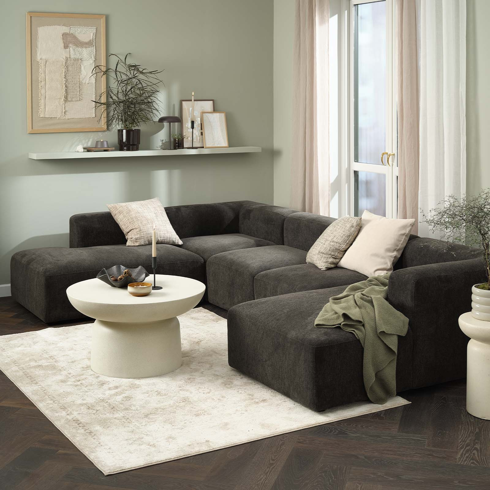 Ciemnobrązowa modułowa sofa narożna z dwoma narożnikami i otwartymi końcami w salonie