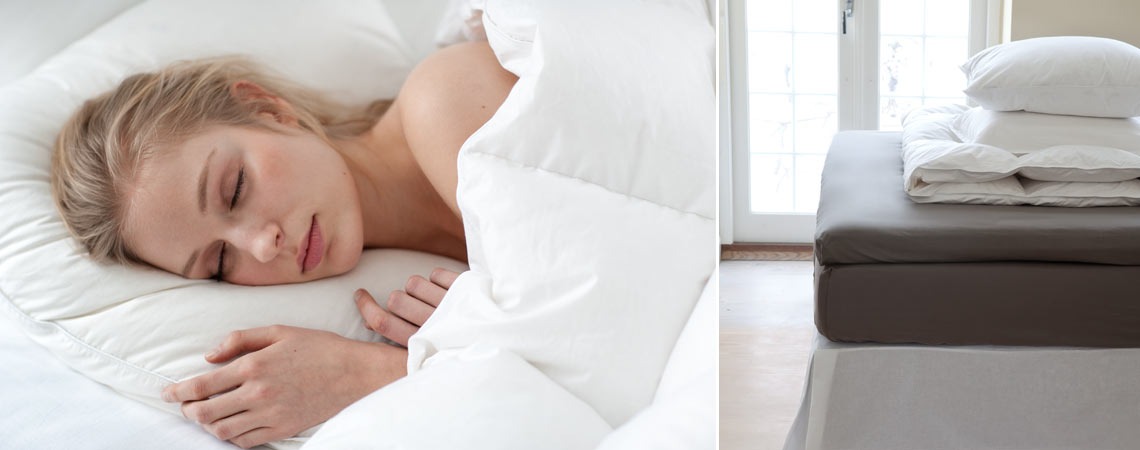 Kobieta śpiąca w białej pościeli oraz kołdry  poduszki ułożone na szarym materacu 