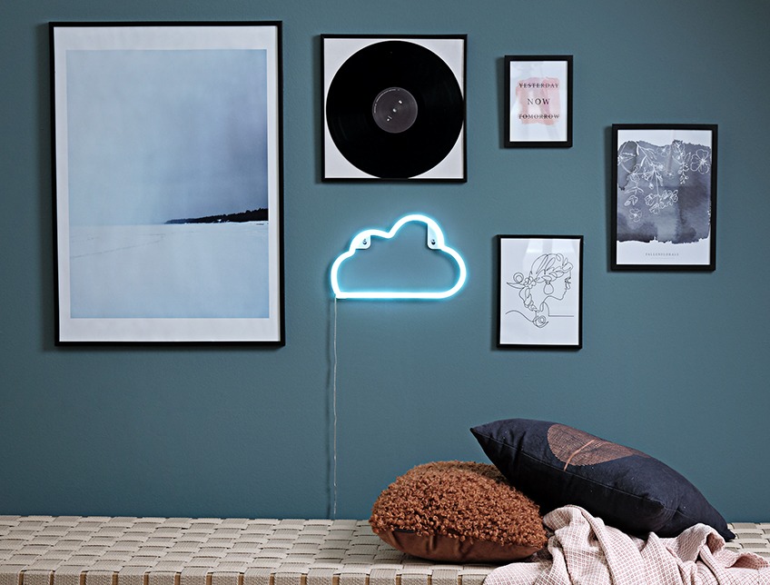 Wall with images in frames and NIELS lamp, shaped as a cloud