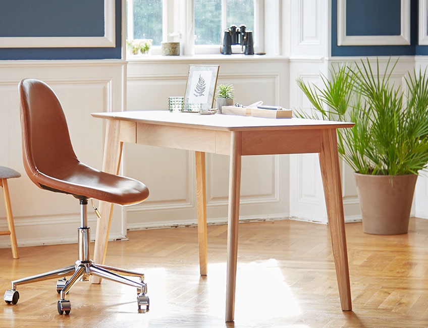 Dębowe biurko i skórzane krzesło biurowe w eleganckim pokoju