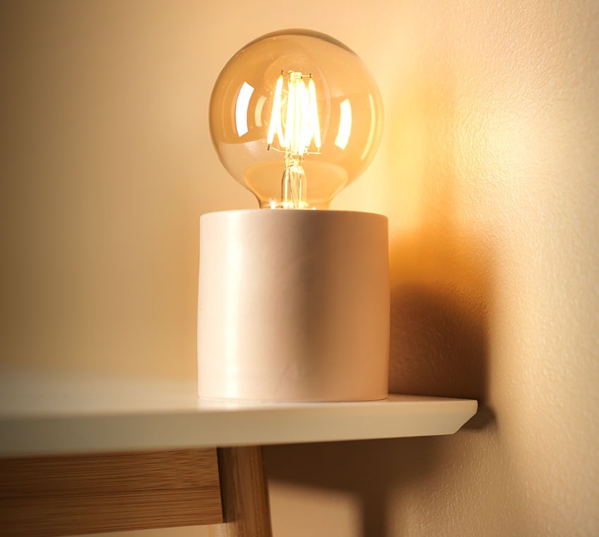 Lampa na baterie z dużą żarówką 