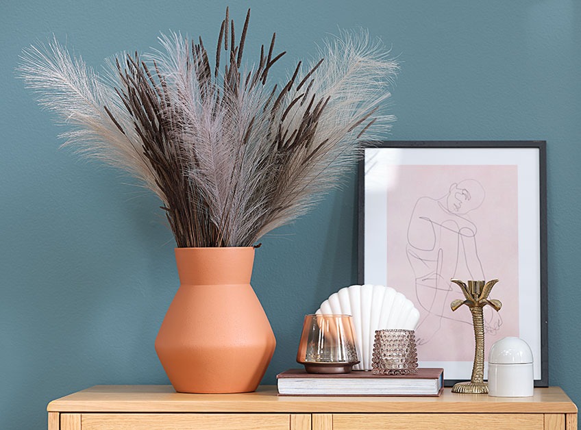 SVERRE vase with KRISTOFFER artificial flowers Vase with artificial flowers on a chest of drawers