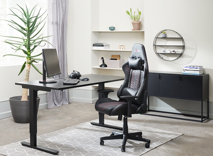 Biuro domowe z biurkiem z regulacją wysokości i krzesłem do gier