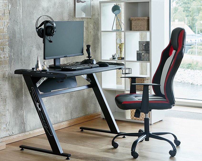Biuro domowe z biurkiem do gier i krzesłem do gier komputerowych