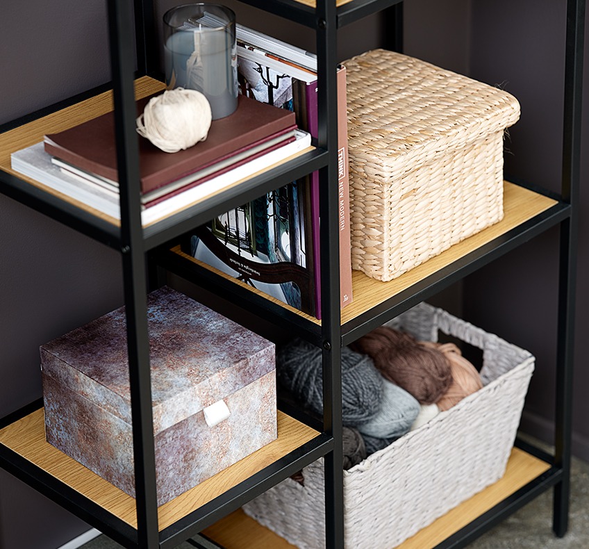 Regał TRAPPEDAL z pojemnikami do przechowywania JANSEN i ASGER i koszem KETIL Asymmetrical bookcase with wicker storage boxes