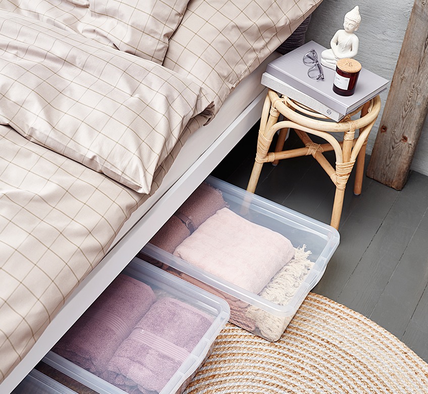 Łóżko wykonane z pościeli w kolorze khaki i pojemniki pod łóżkiem
