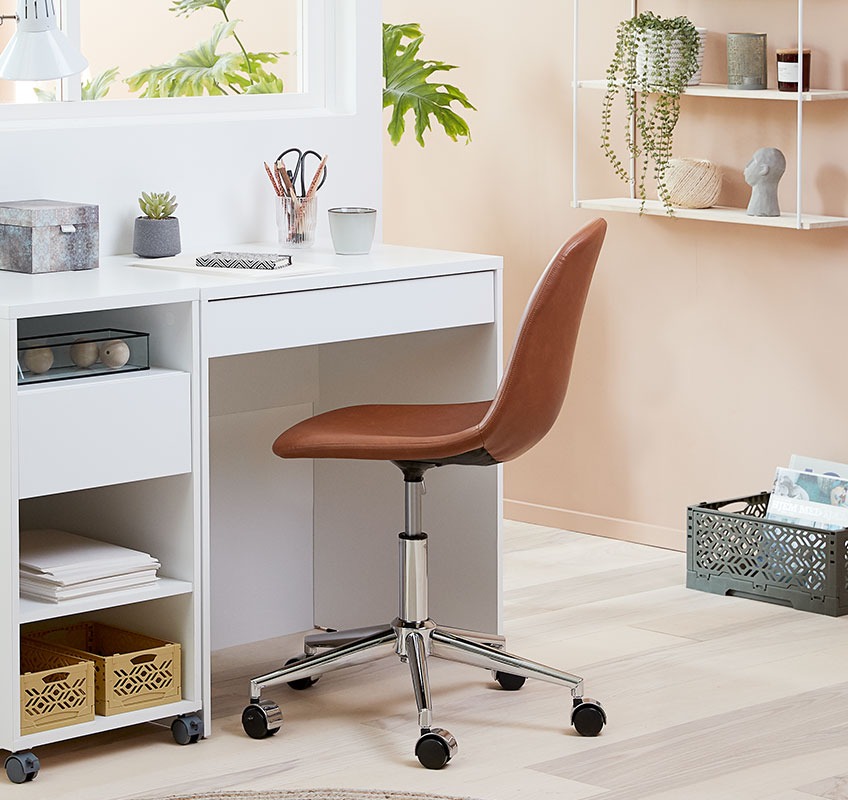 Udekorowane biuro z dyskiem i krzesłem biurowym
