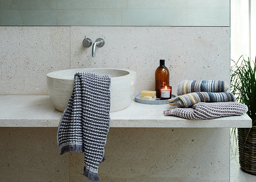 Ręczniki do rąk i ręczniki dla gości przy umywalce w łazience