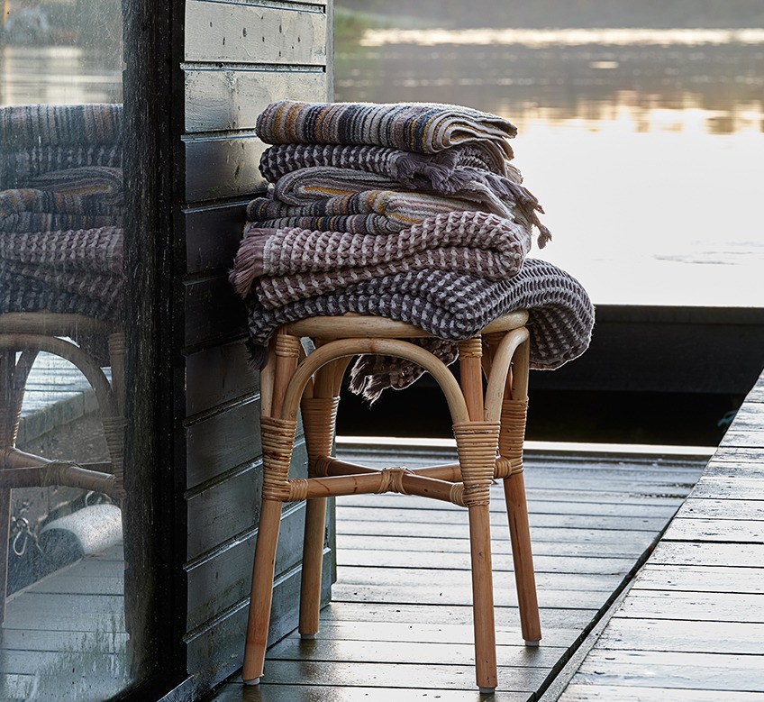 ALT: Ręczniki do rąk, ręczniki dla gości i ręczniki w paski na stołku nad jeziorem