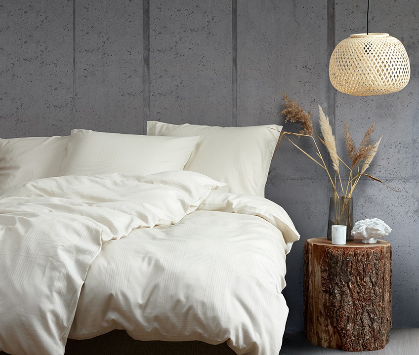 Elegancka sypialnia o spokojnym skandynawskim wyglądzie z łóżkiem z pościeli w kolorze piaskowym