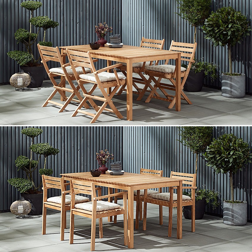 Dwa różne zestawy mebli ogrodowych z drewna tekowego, jeden ze składanymi krzesłami, a drugi z krzesłami ustawionymi na sobie. 