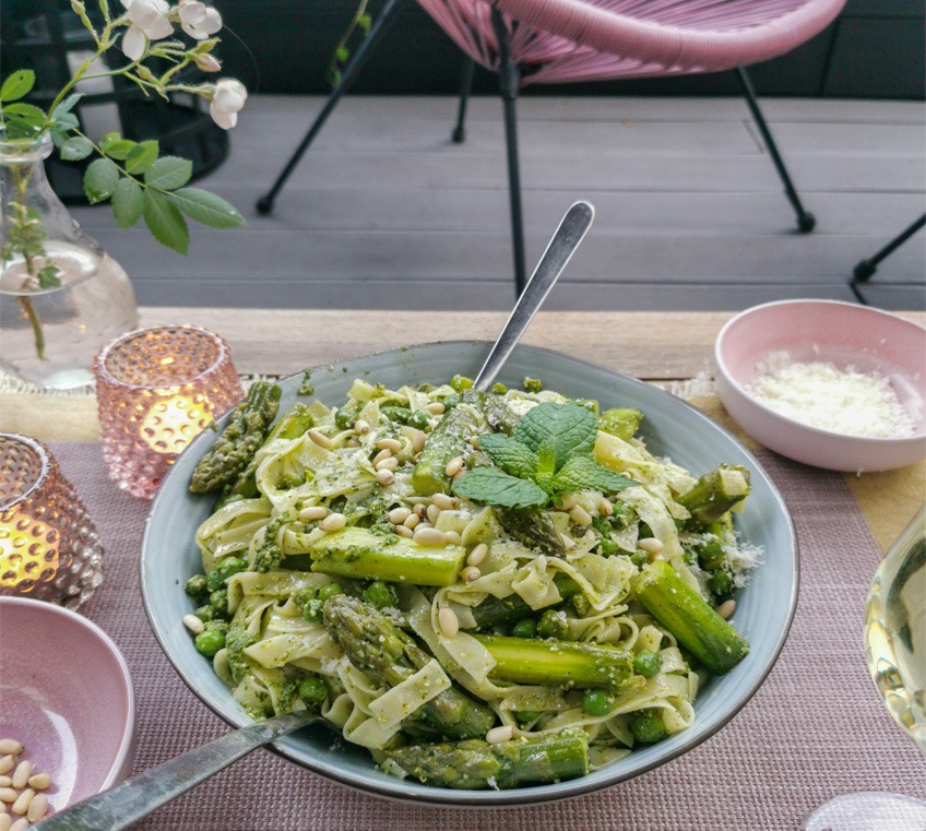 makaron z pesto w niebieskiej misce 