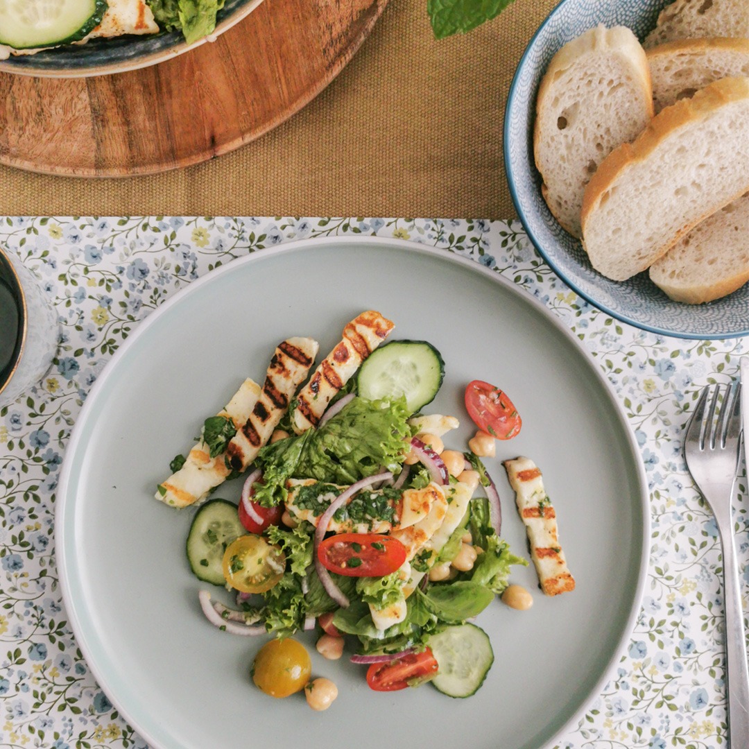 Sałatka z halloumi na miętowym talerzu 