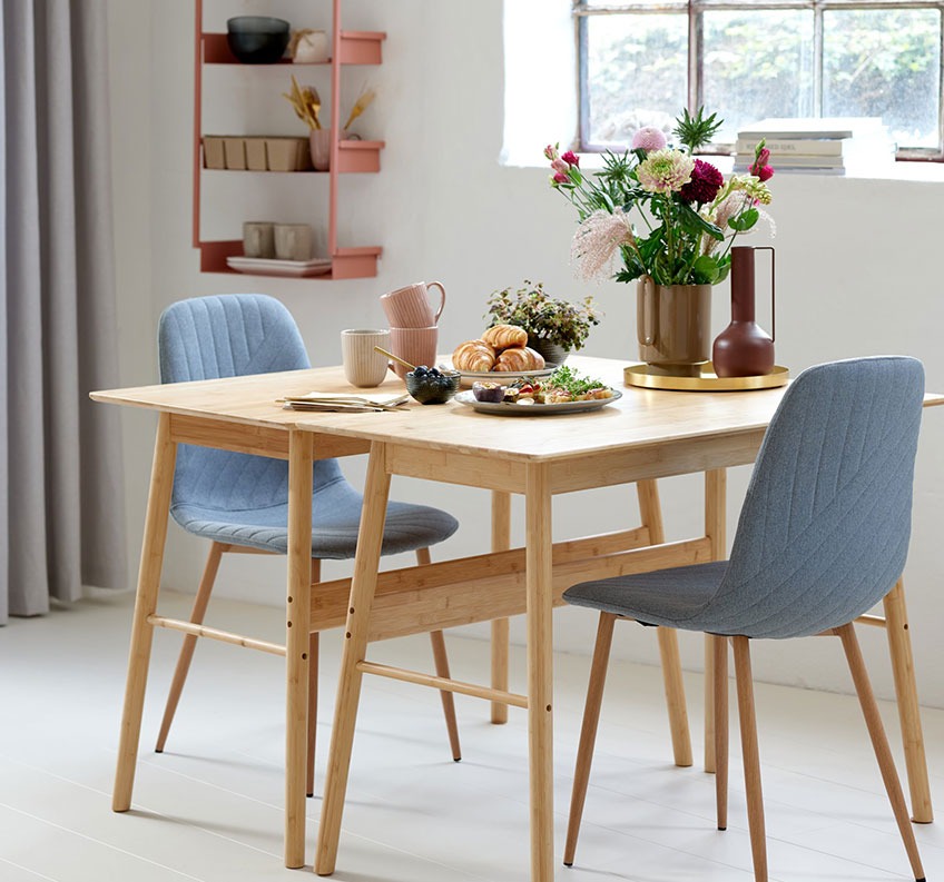 Bambusowe biurka połączone ze stołem i szarymi krzesłami do jadalni