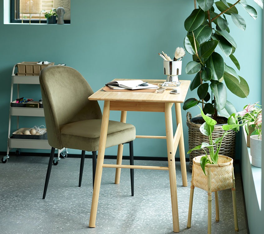 Oliwkowo-zielone krzesło do jadalni przy biurku z bambusa