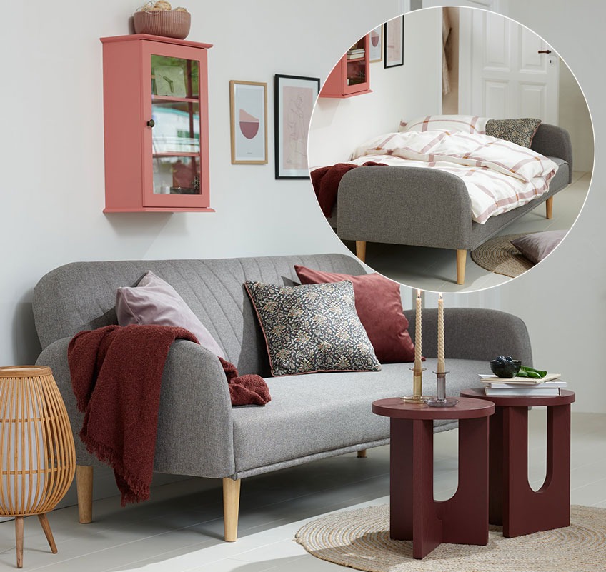 szafka ścienna LOOK IN, rozkładana sofa PARADIS i stoliki ARCH Szafka wisząca Rose, szara rozkładana sofa i bordowe stoliki