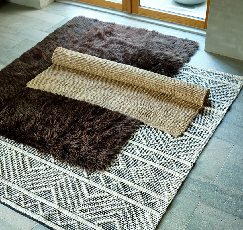 Brązowy dywan, wzorzysty dywan i jutowy dywan na podłodze