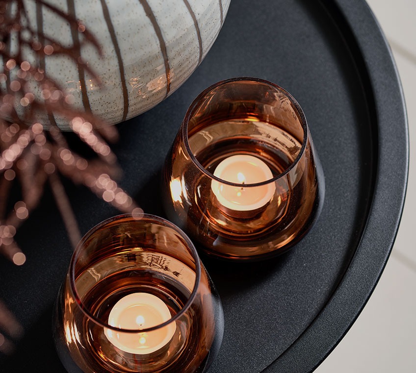 świeczniki BRYNJE i stolik RANDERUP dwa świeczniki tealight na czarnym stole