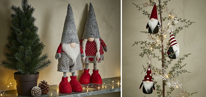 szare i czerwone świąteczne elfy. Para elfów na półce i trzy małe elfiki na choince. 