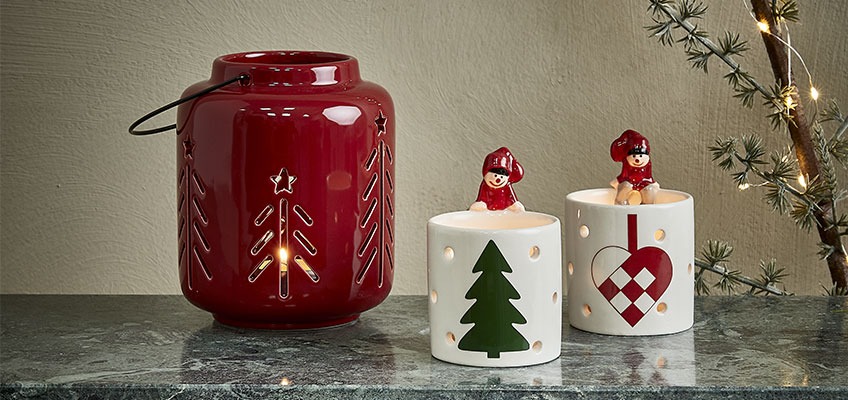 Czerwona, świąteczna latarnia i świecznik ze świątecznym motywem 