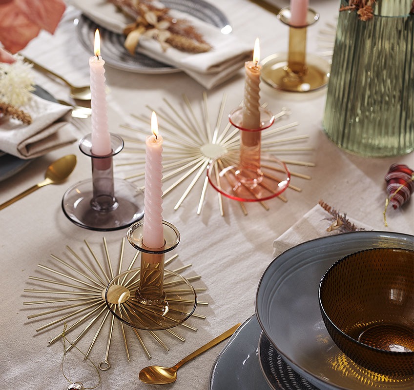złote dekoracje, świeczniki i ćwieczki na sylwestrowym stole 