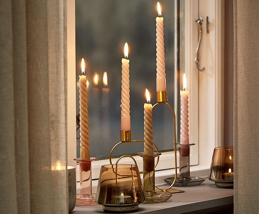 dekoracyjne świeczniki i zakręcone świeczki 