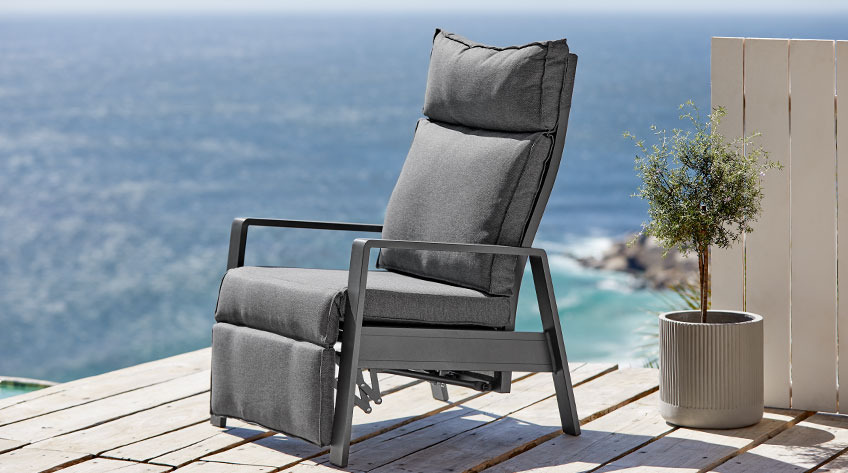 Krzesło pozycyjne na patio nad oceanem