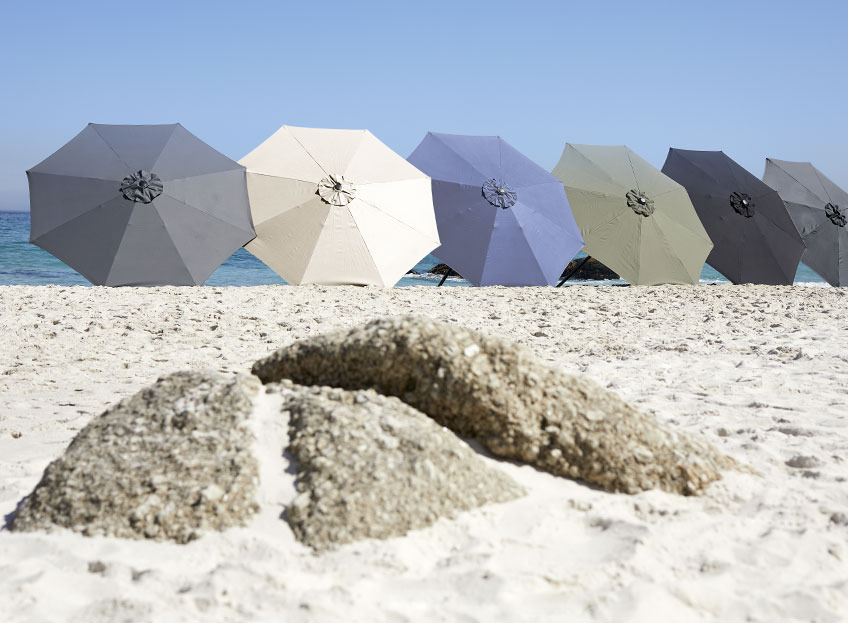 Parasole w rożnych kolorach na plaży 