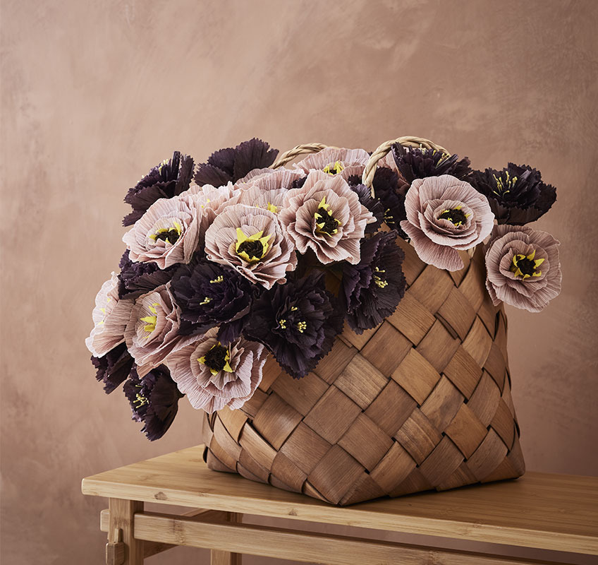 koszyk ze sztucznymi kwiatami 