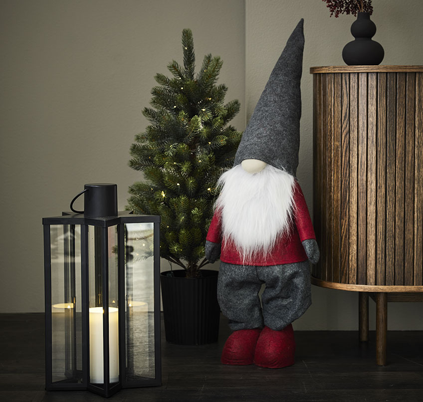 Czarna latarnia, sztuczne drzewko i świąteczny elf 