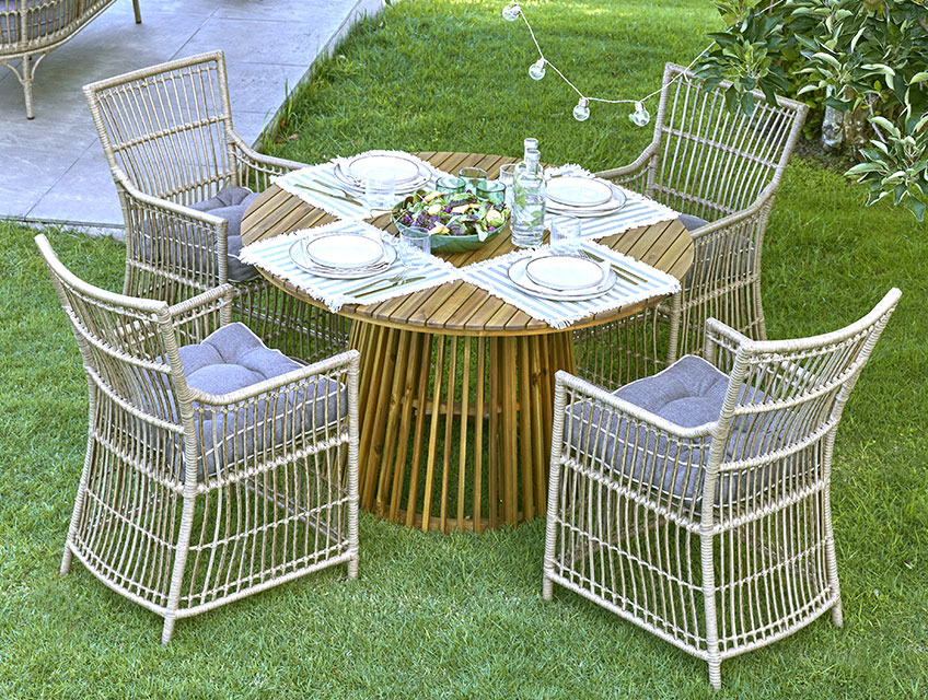 okrągły stół ogrodowy na jednej nodze i 4 krzesła ogrodowe 